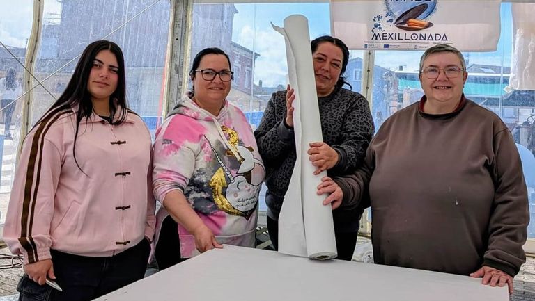 Mujeres de la asociaci�n de vecinos O Cantal que este jueves trabajaban en los preparativos de la Mexillonada