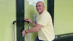 Manuel, de la Frutera El Vergel de Pontevedra, echando el cierre a su negocio, que reabre en septiembre.