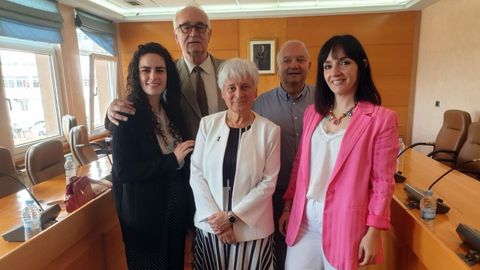 Marta Rouco, primera por la derecha tras la constitución de la actual corporación: de izquierda a derecha aparecen los restantes miembros del PSOE (Paula Vigo, Eduardo Vida, Elba Veleiro y Luis Fernández).