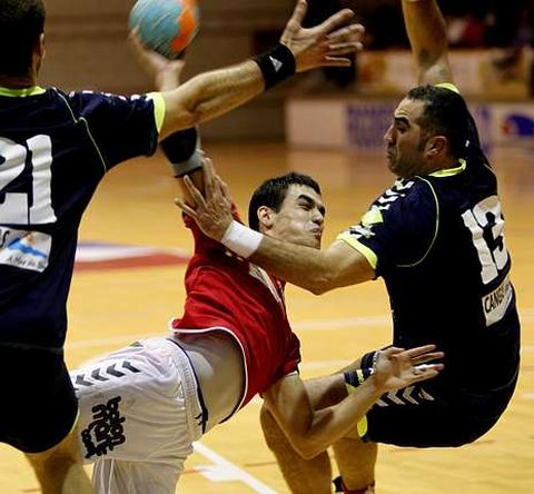 Cacheda, en la foto con Eijo, fue uno de los puntales del Octavio en el derbi de Asobal .