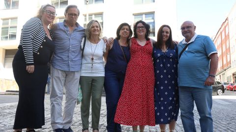 Descendientes de la familia L�pez Fidalgo, abrazados ayer antes del juicio en Ferrol. 