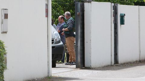 Miembros de la Guardia Civil montan guardia en la vivienda ubicada en La Mata, en el municipio de Grado (Asturias), en la que se produjo una intoxicaci�n por mon�xido de carbono. Un hombre ha fallecido y una mujer y dos menores de edad se encuentran graves 
