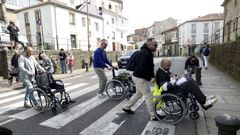 Diego Adrian Mallo y un grupo de personas hacen un recorrido para denunciar las barreras arquitect�nicas