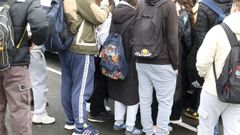 Colas del bus en la recogida de alumnos en Mugardos.