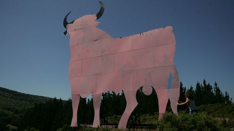 Aspecto con el que apareció, pintado de rosa, en el verano del 2006 la valle del toro de Osborne de Becerreá