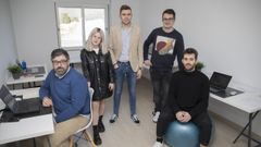 Dom�nguez (en el centro) preside adem�s el Ponteceso de f�tbol