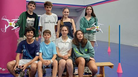 Los subcampeones de la Liga Maker Drone y alumnos de segundo de la ESO de Maristas, posan duranta su actividad.