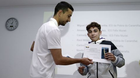 ENTREGA BECAS JUAN LAMPON A CARGO DEL ATLETA UXIO ABUN 