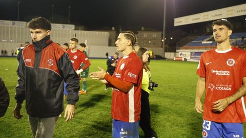 Los jugadores de la UD Ourense al finalizar en encuentro copero frente al Pontevedra.