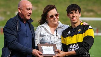 Ra&uacute;l Lema, a la derecha, siendo homenajeado en Mux&iacute;a