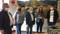 Un momento da inauguraci�n da exposici�n este venres en Folgoso