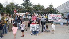 Familiares y ni�os del colegio protestaron hoy a las puertas del centro