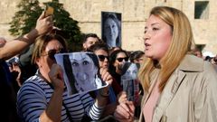 La eurodiputada maltesa Roberta Metsola, junto a manifestantes cr�ticos contra Muscat