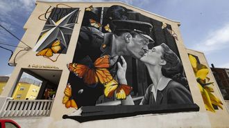 As� loce o mural no entorno da Praza do Concello, coraz�n da localidade