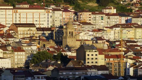 Catedral de Ourense. Vista de la ciudad con la torre de las campanas de la catedral.