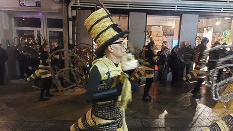Ritmo y calor para desafiar a la lluvia en el desfile de entroido de O Carballi�o