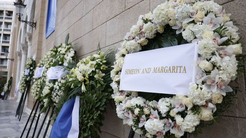 Coronas de flores en el entierro de Irene de Grecia