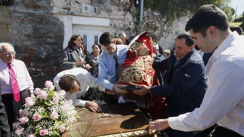 La imagen de la Virgen de Montserrat se soltó del paso y cayó al suelo tras chocar con un cable eléctrico en la calle Falagueira