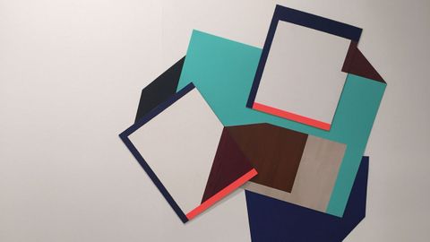 La artista Miren Doiz ha utilizado persianas, pl�sticos de cintas adhesivas y l�minas de madera para su creaci�n.