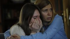 Anna llora desconsolada mientras Natalia, la madre de su pareja, intenta consolarla.