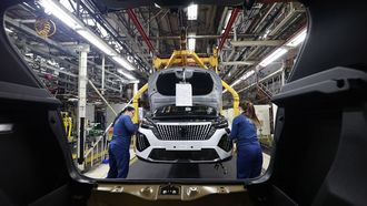 Fabricaci�n del modelo Peugeot 2008 en la planta de Bala�dos (Vigo) en una imagen de archivo.