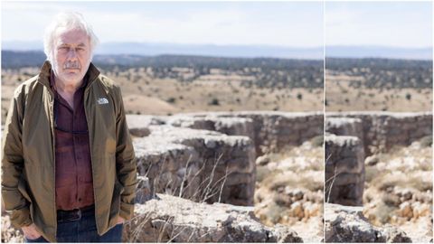 Julio Llamazares, retratado en los escenarios blicos de Teruel que recorri su padre.