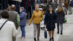 Unas mujeres pasean por Noia, donde los contagios a siete d�as han bajado de cien por primera vez desde diciembre