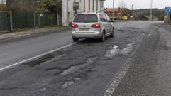 Baches en la carretera N-550 a su paso por lugar da Igrexa de la parroquia de Oroso