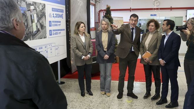 Visita del conselleiro de Educaci&oacute;n, Rom&aacute;n Rodr&iacute;guez, al instituto Sof&iacute;a Casanova, el pasado mes de diciembre, para anunciar su pr&oacute;xima rehabilitaci&oacute;n.