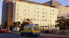 Ambulancia pasando frente al hospital Arquitecto Marcide, de Ferrol, en foto de archivo