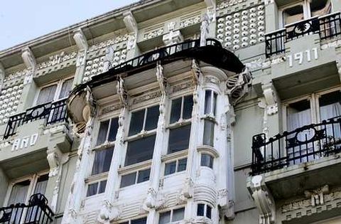 La ca�da de cascotes y de una vara de madera a la plaza no da�� a nadie.