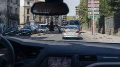 Coches circulando por el centro urbano de Ourense.