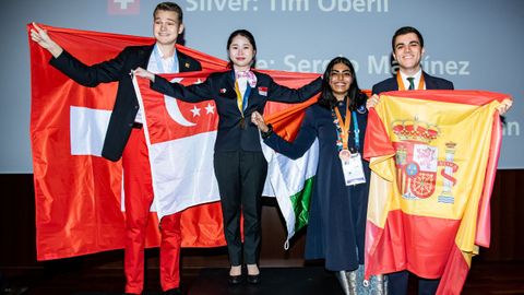 Sergio Martnez (primero a la derecha), estudiante del ciclo superior de Xestin de Aloxamentos Tursticos del CIFP Manuel Antonio, tras ser bronce en el WorldSkills