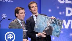 Jos� Luis Mart�nez-Almeida, portavoz municipal del PP en Madrid, con Pablo Casado