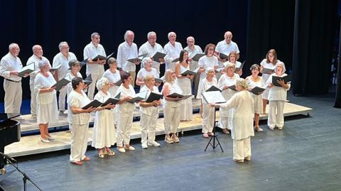 La Coral Polif�nica de Berganti�os, dirigida por Gloria de los �ngeles Pardines, intervino en el Teatro Col�n esta semana, participando as� del homenaje al compositor Marcial del Adalid promovido por la Real Academia Galega de Belas Artes (RAGBA). �Representamos a toda la comarca de Berganti�os�, dice la directora.