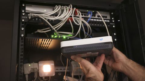 Router en una de las viviendas unifamiliares de Ar�ns que sufren la ca�da de internet