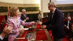 La reina do�a Sof�a, entregando el acc�sit del Premio ��igo �lvarez de Toledo a la investigaci�n al nefr�logo del Chuac Constantino Fern�ndez Rivera