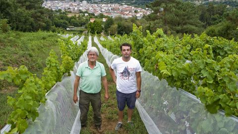 Luis Sande, de Pagos de Brigante, y Jos Luis Bouzn, de Casa Beade, en un viedo en Barral. 