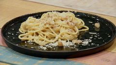 Plato de espagueti a la carbonara