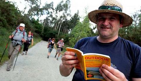 Raimund Joos en una de sus �ltimas experiencias en el Camino; sostiene una de sus gu�as.