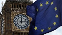 La bandera de la UE ondea juntoalPalacio de Westminster.