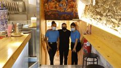 David Avil�s y dos empleadas en La Tapilla Sixtina, el nuevo negocio hostelero de la r�a do Franco, en el n�mero 55 de la calle monumental. Especializados en tapas y raciones, arrancan con una carta con cerca de una veintena de propuestas. Su gran reto es conquistar a los compostelanos y no solo a los turistas, dicen.