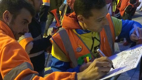 Manifestantes en defensa de Alcoa ultiman sus pancartas en Avil�s