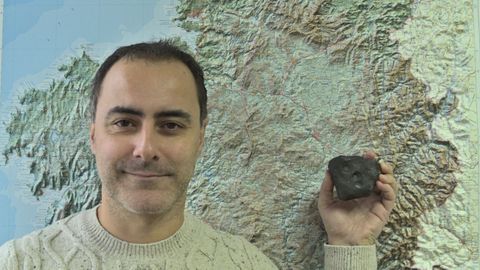 Manuel Andrade Baliño, con una réplica del meteorito de Traspena