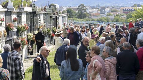 M�s de 200 personas reunidas en el cementerio de Santa Ic�a para protestar por su mal estado.