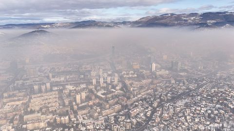 Nube de poluci�n sobre la ciudad de Sarajevo, en Bosnia y Herzegovina.