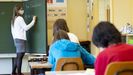 Una profesora, con mascarilla, imparte hoy clase a alumnos de primaria en Morges (Suiza) 
