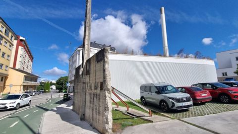 El muro. No es de Berlín, es de la vieja Residencia, y de momento sigue en pie, aunque ya se han eliminado todos los cuadros eléctricos. Debería de tener los días contados
