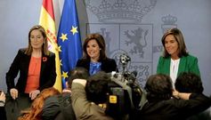 Las ministras de Fomento, Ana Pastor, y Sanidad, Ana Mato, flanquean a la vicepresidenta ayer tras el Consejo de Ministros.