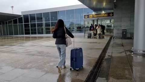 Pasajeros accediendo a la terminal del aeropuerto de Alvedro